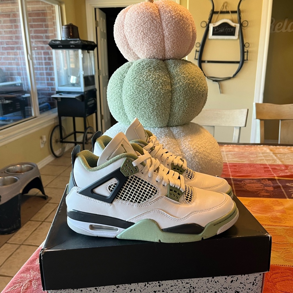 Air Jordan 4 Retro Seafoam Green like new women’s 9.5
